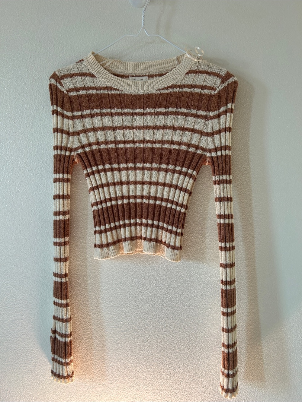 Billabong - Striped Ribbed Crop Sweater in Cream and Brown